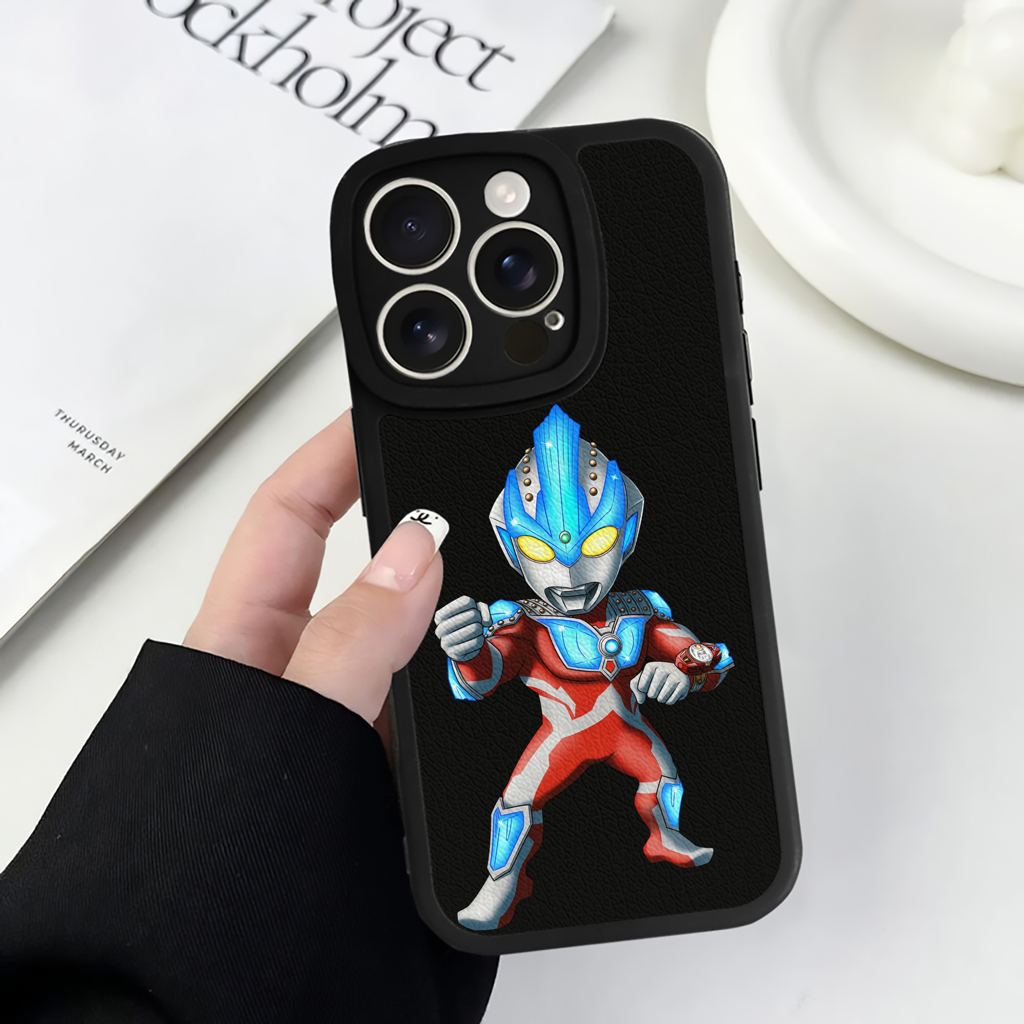 （画像用） ウルトラマン Ultraman 【iPhone 16シリーズ対応】シリコンスマホケース（レザー調） 材質：シリコン